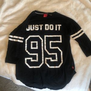 Nike Women’s quarter sleeve shirt